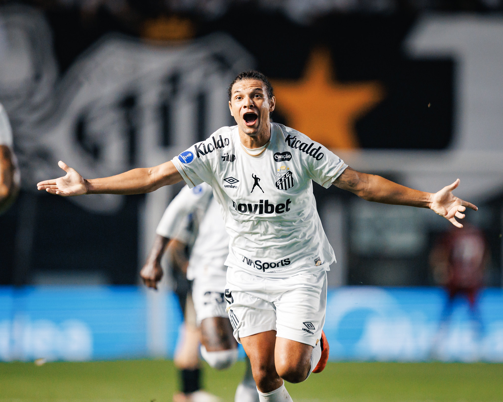 Arão tem lesão confirmada e só volta ao Santos na reta final do Brasileirão