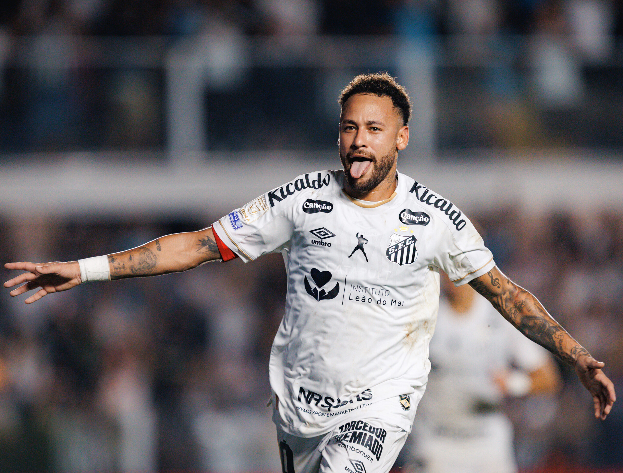 Neymar não jogará contra o Atlético-MG devido ao gramado sintético