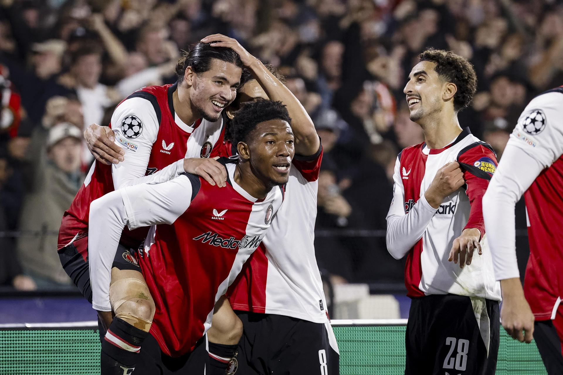Feyenoord vence Como por 3 a 2 na Champions League