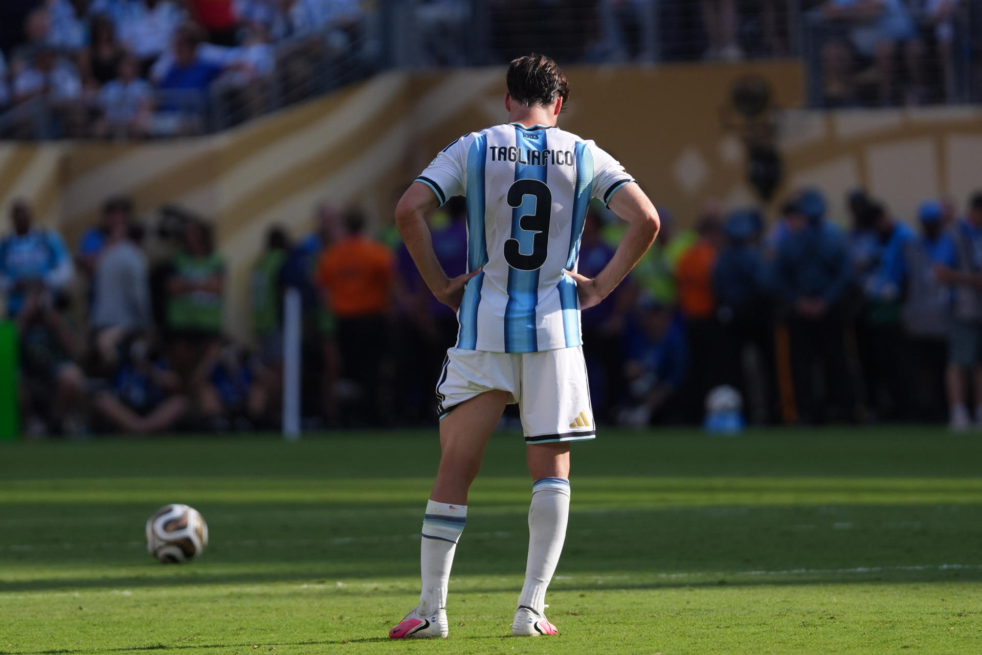 Tagliafico critica futebol argentino: ‘vejo muito pouco’
