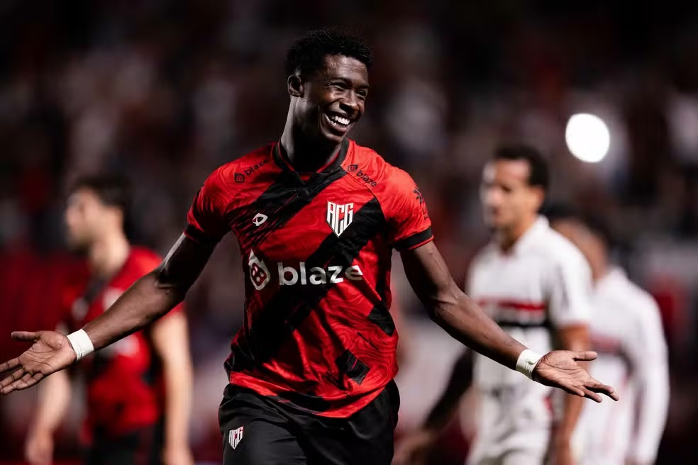Atlético-GO empata com Ponte Preta em jogo dominado