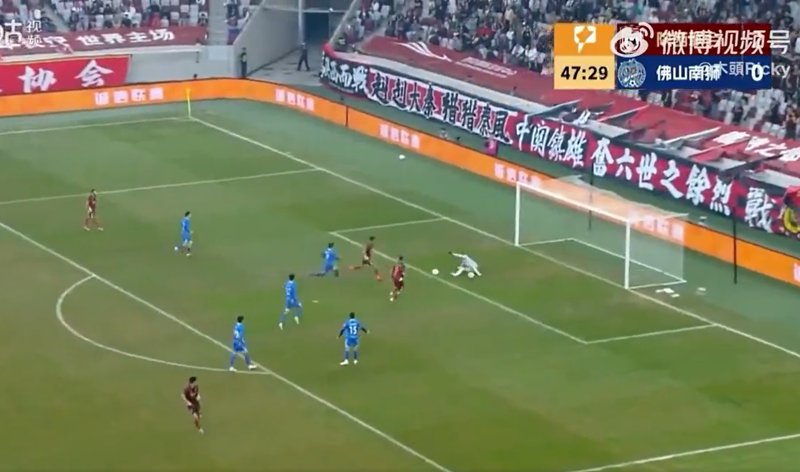 Time chinês faz ‘dois gols’ ao mesmo tempo e lance bizarro viraliza; veja