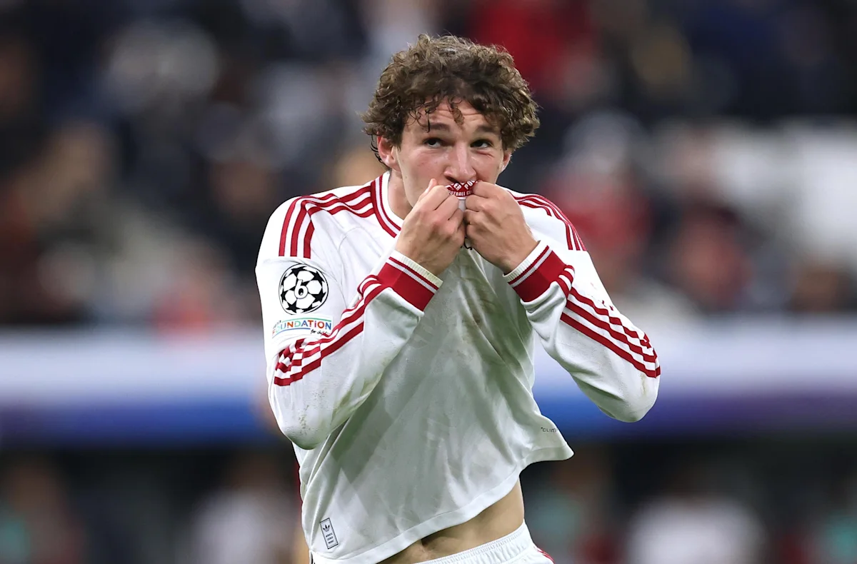 Lewis Koumas iguala marca de Gerrard e celebra fase no Liverpool