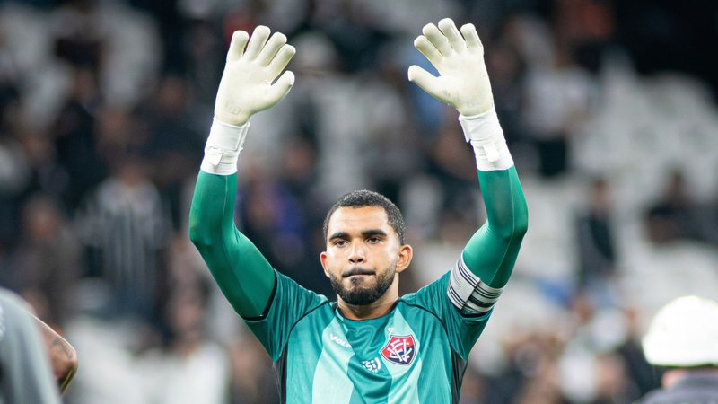 Lucas Arcanjo lidera defesas no Brasileirão pelo Vitória