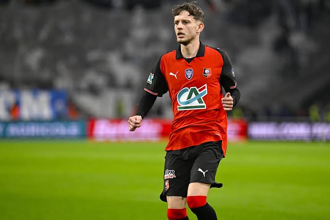 Rennes vence o Strasbourg por 3 a 0 e lidera o Campeonato Francês