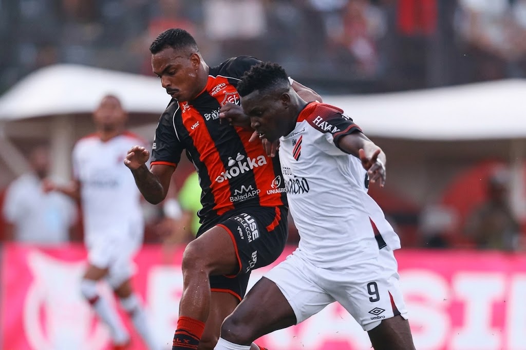 Vitória e Athletico-PR empatam em 1 a 1 no Barradão pelo Brasileirão