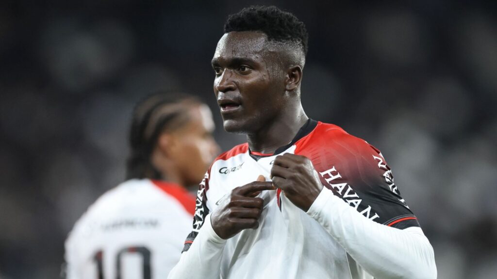 Athletico-PR vence Chapecoense por 4 a 1 na Arena Condá