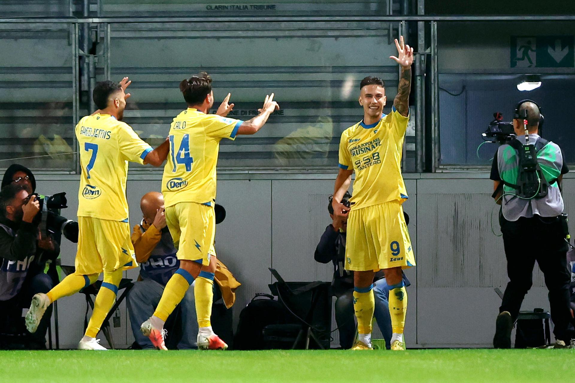 Com hat-trick de Raimondo, Frosinone bate o Sassuolo e sobe na tabela