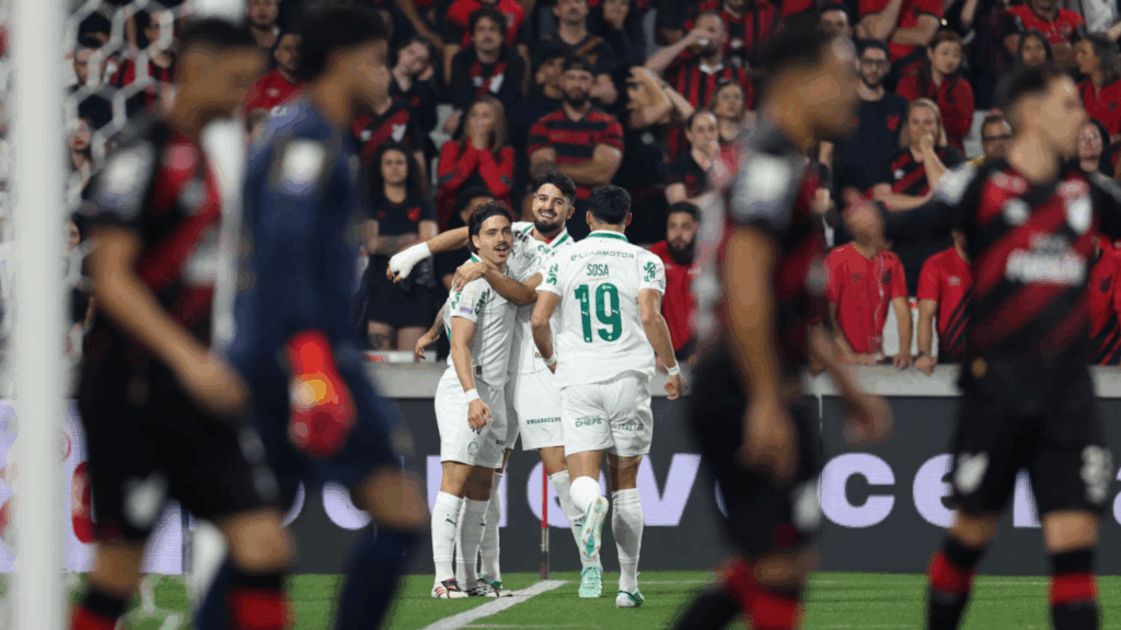 Palmeiras vence Athletico-PR com um a menos e assume a liderança