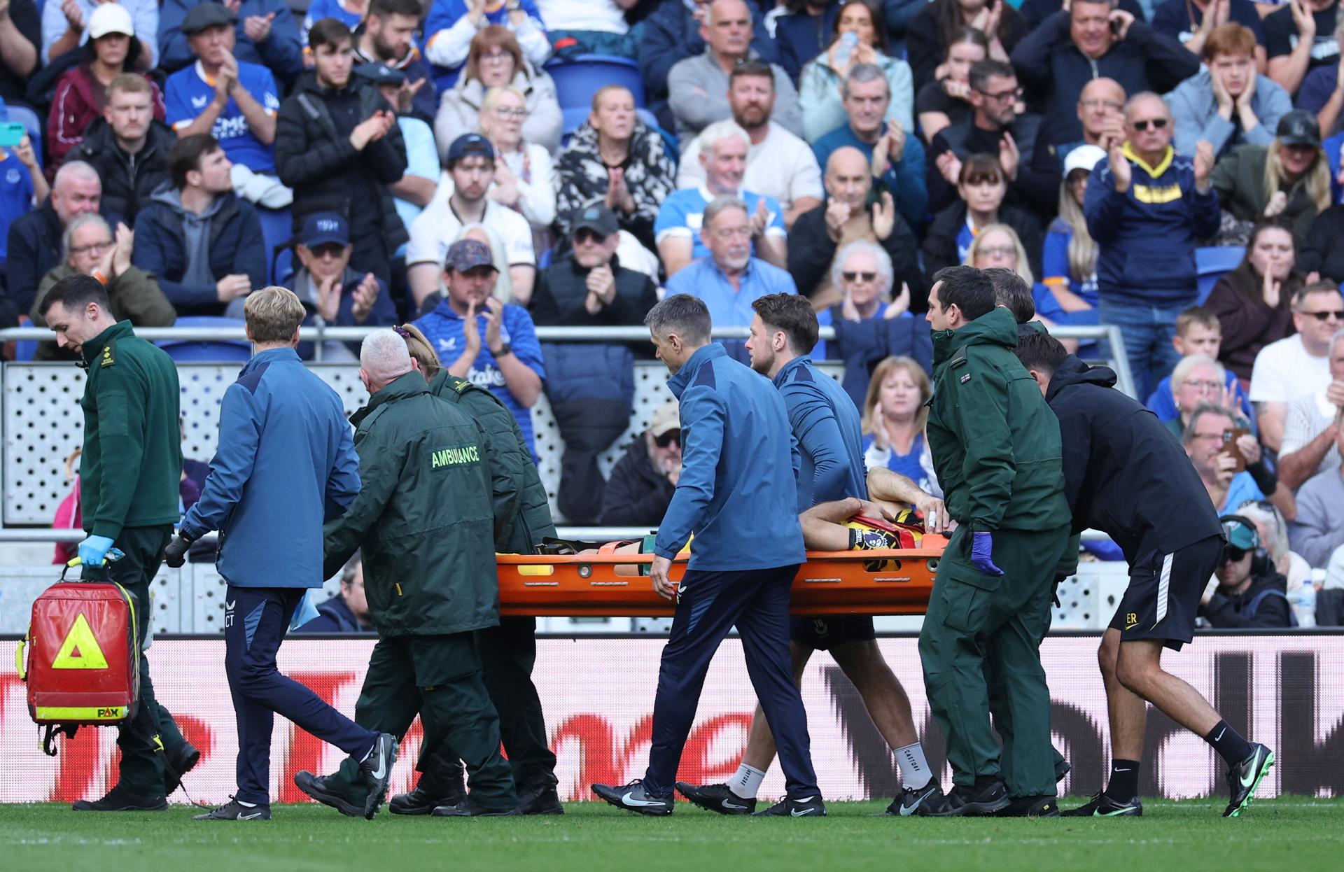 Emiliano Martínez é retirado de maca após choque de cabeça em vitória do Chelsea
