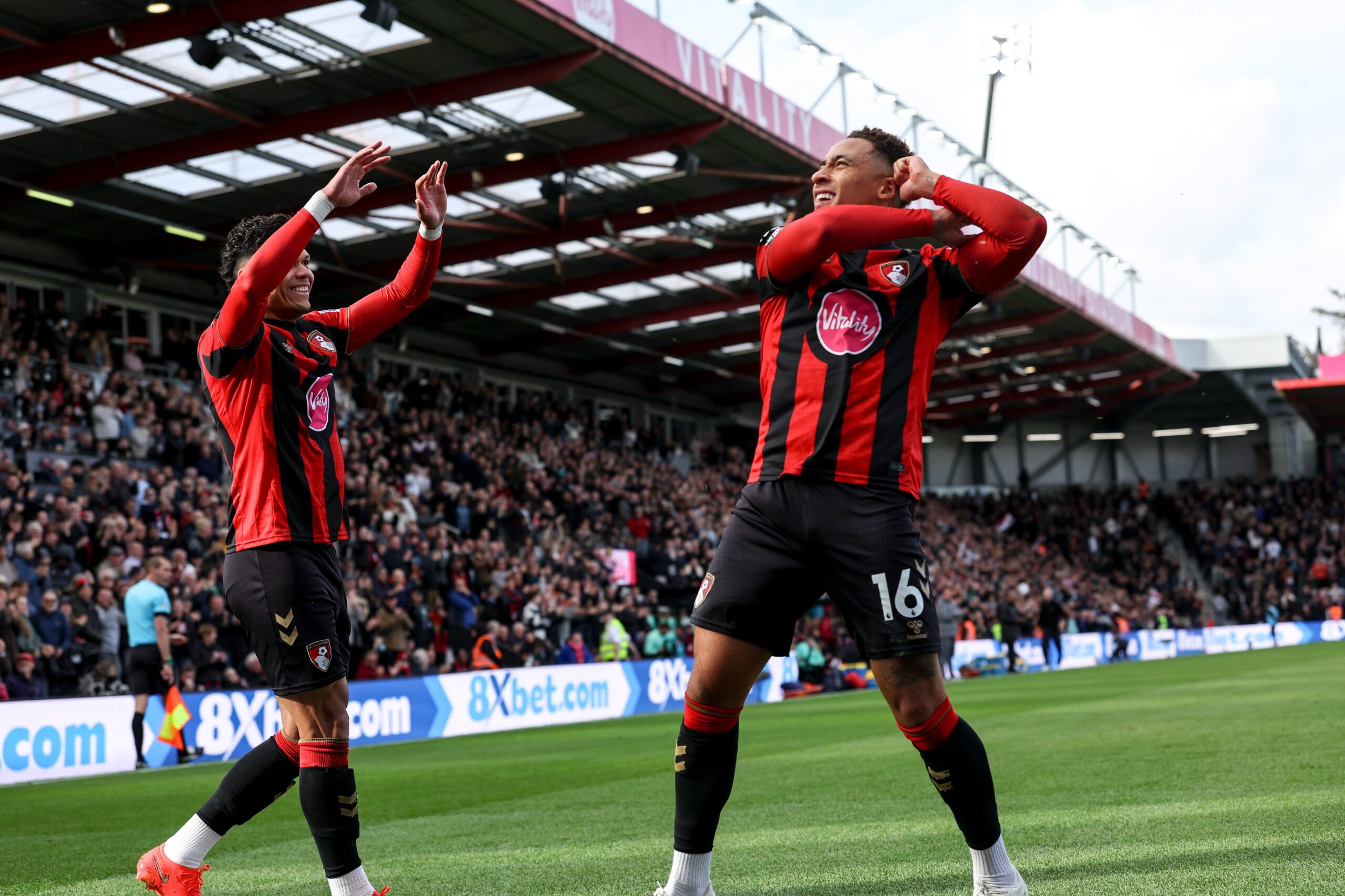 Brasileiro brilha com gol e assistência, e Bournemouth vence a primeira