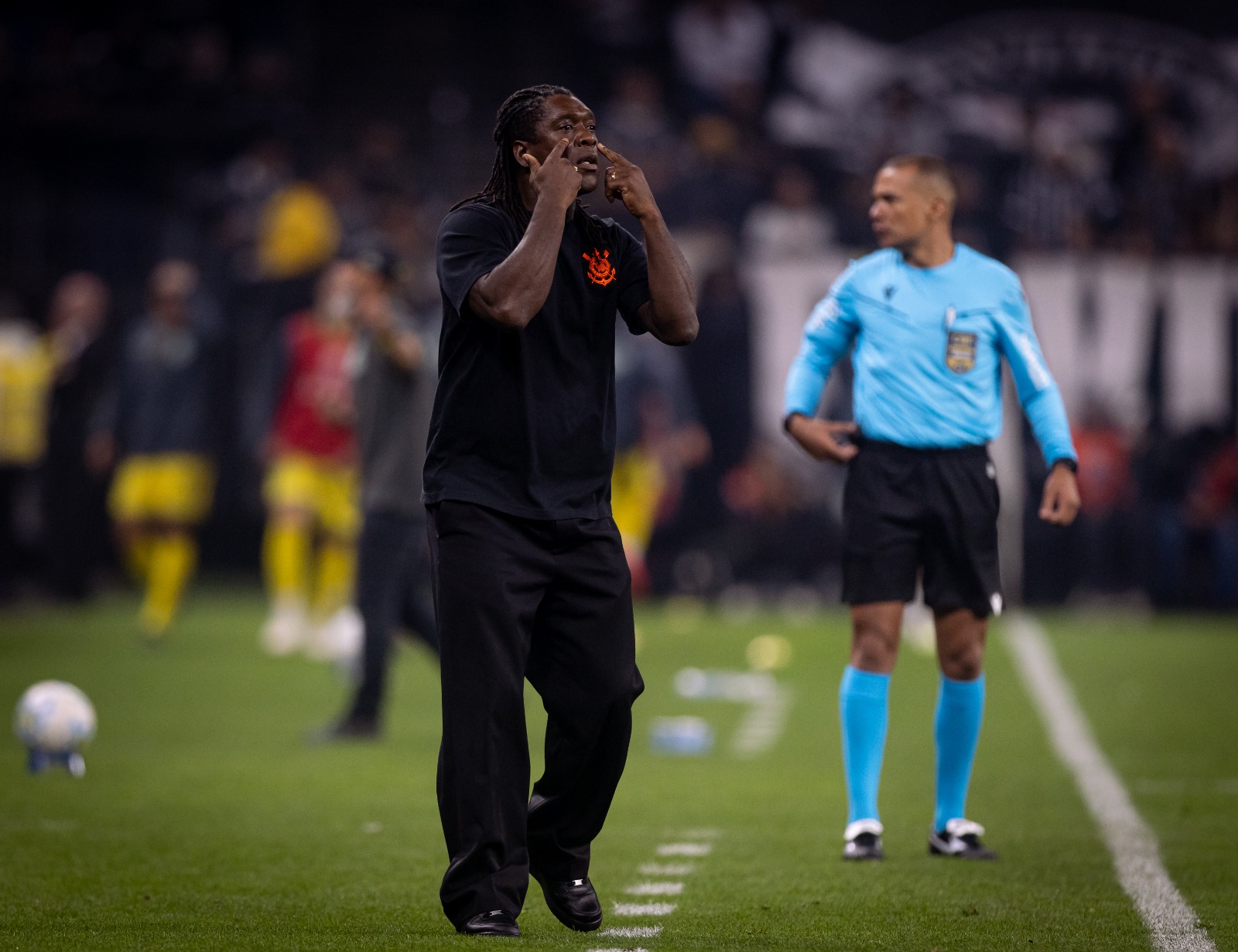 Seedorf celebra vitória no Corinthians, mas alerta: ‘Não acabou’