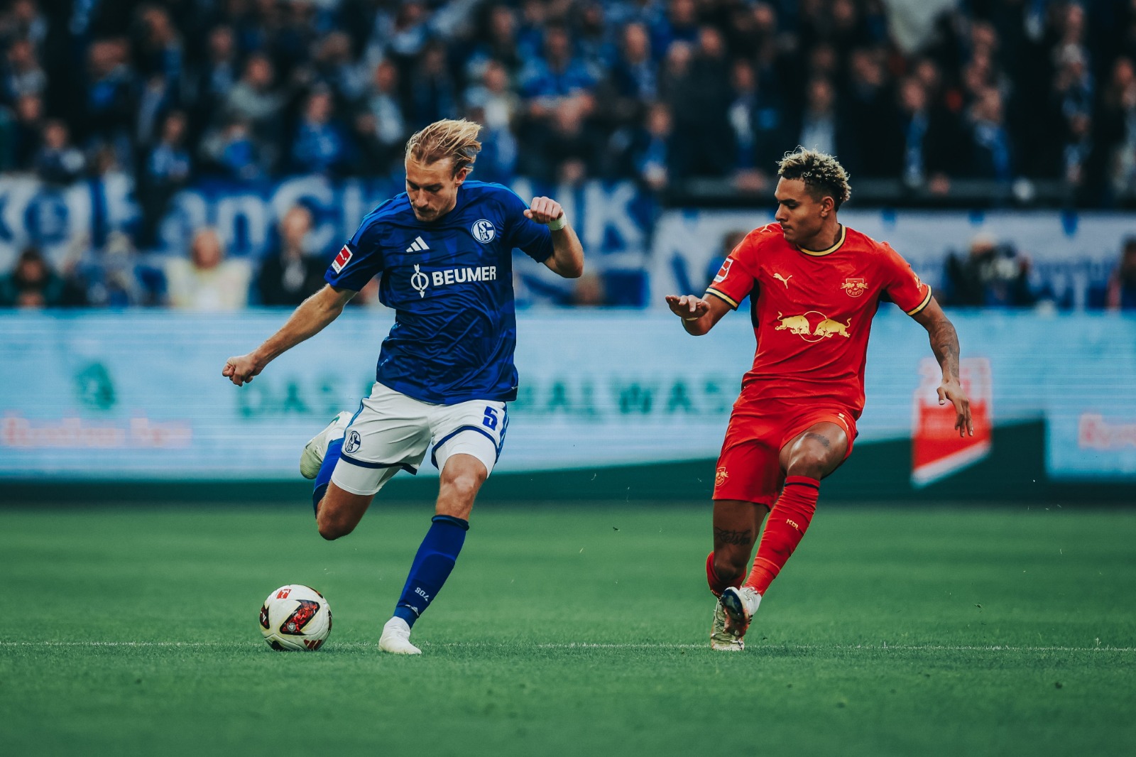 RB Leipzig domina o Schalke 04, vence por 2 a 0 e segue no topo do Campeonato Alemão