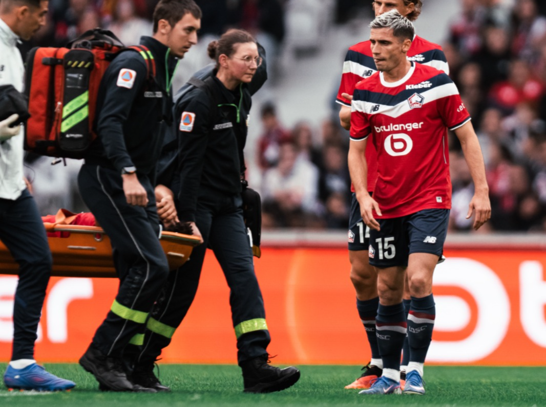 Comissão de arbitragem francesa toma decisão após grave lesão de lateral do Lille