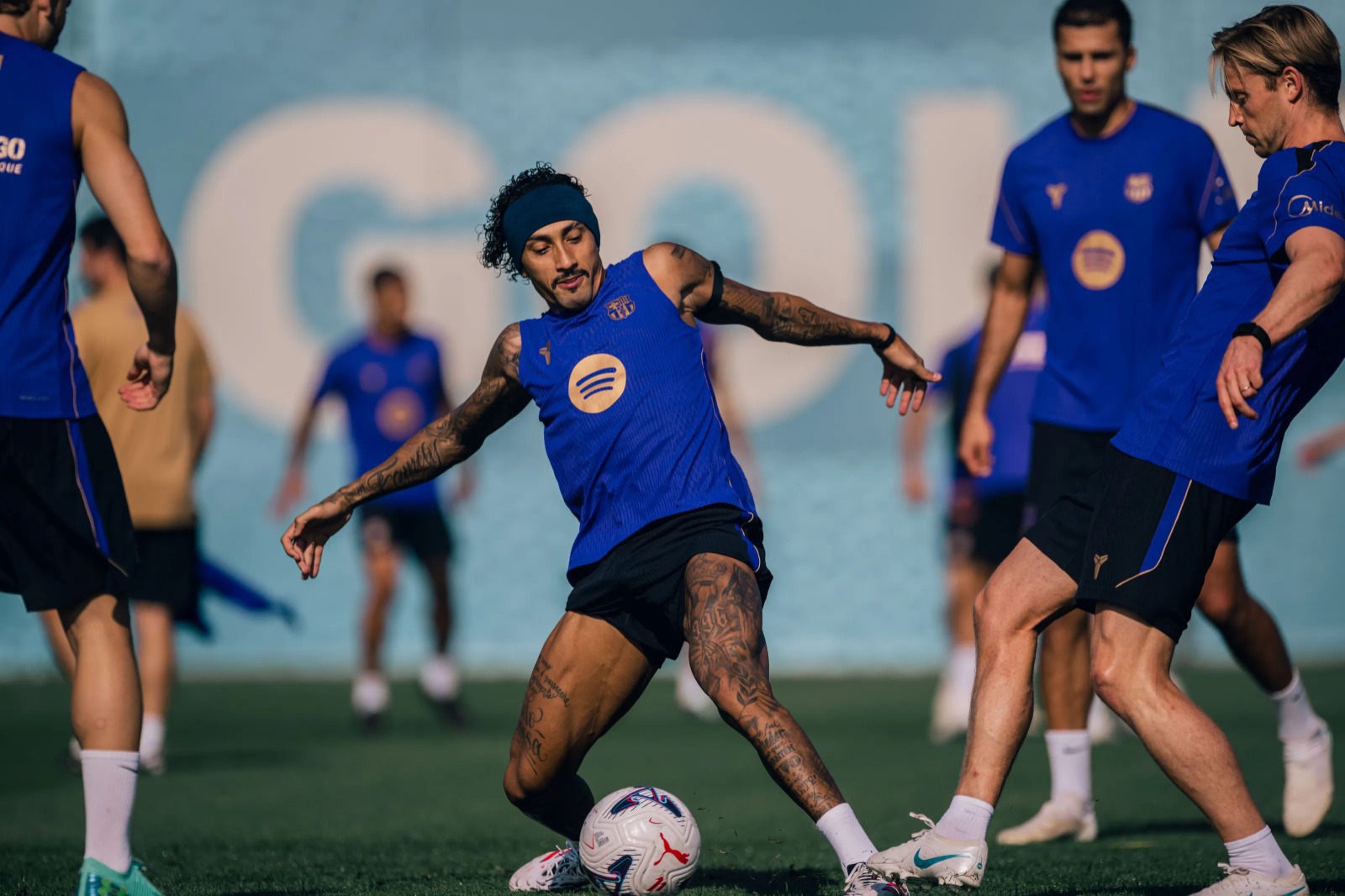 Raphinha treina no Barcelona e clube define condição para atacante voltar a jogar; entenda