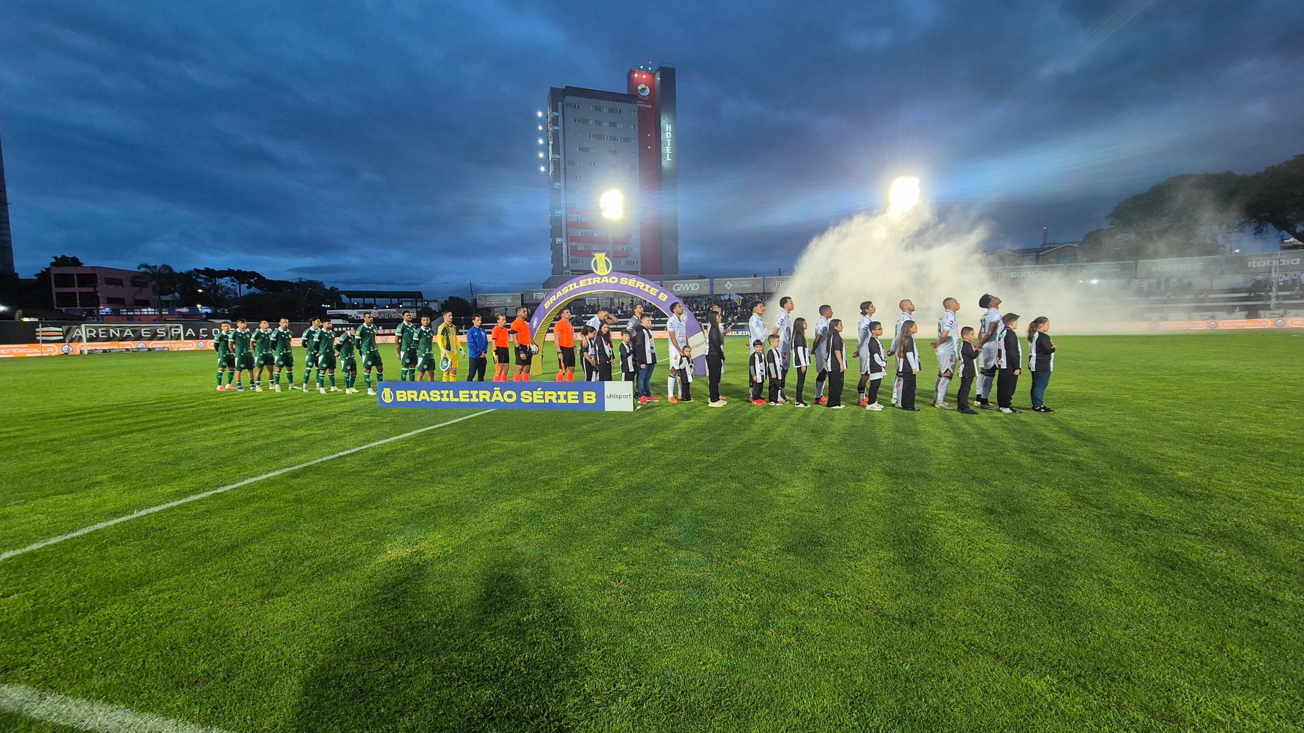Goiás vence Operário-PR e iguala pontos na Série B