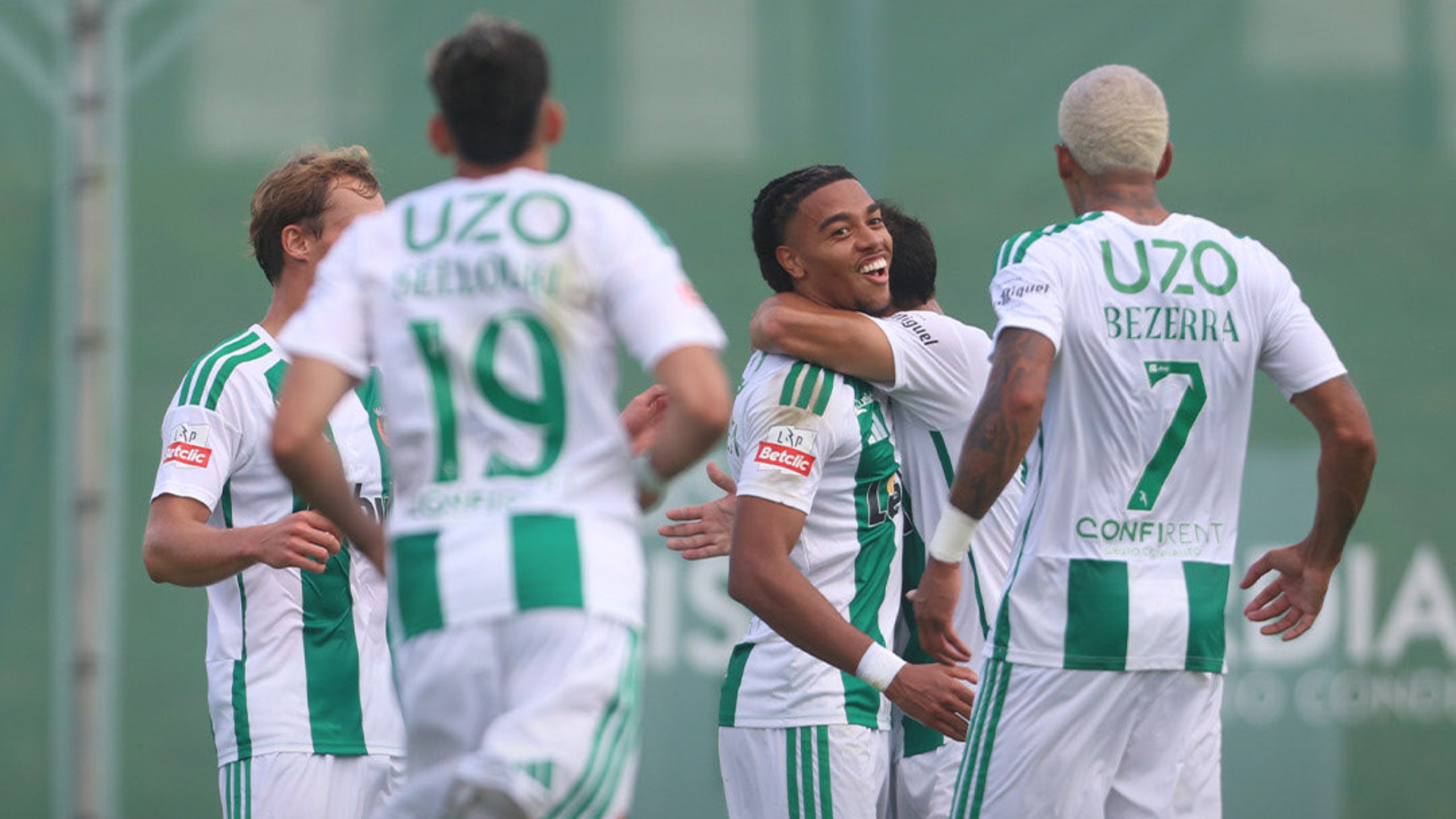 Rio Ave supera expulsão, vence Nacional da Madeira e agrava crise rival