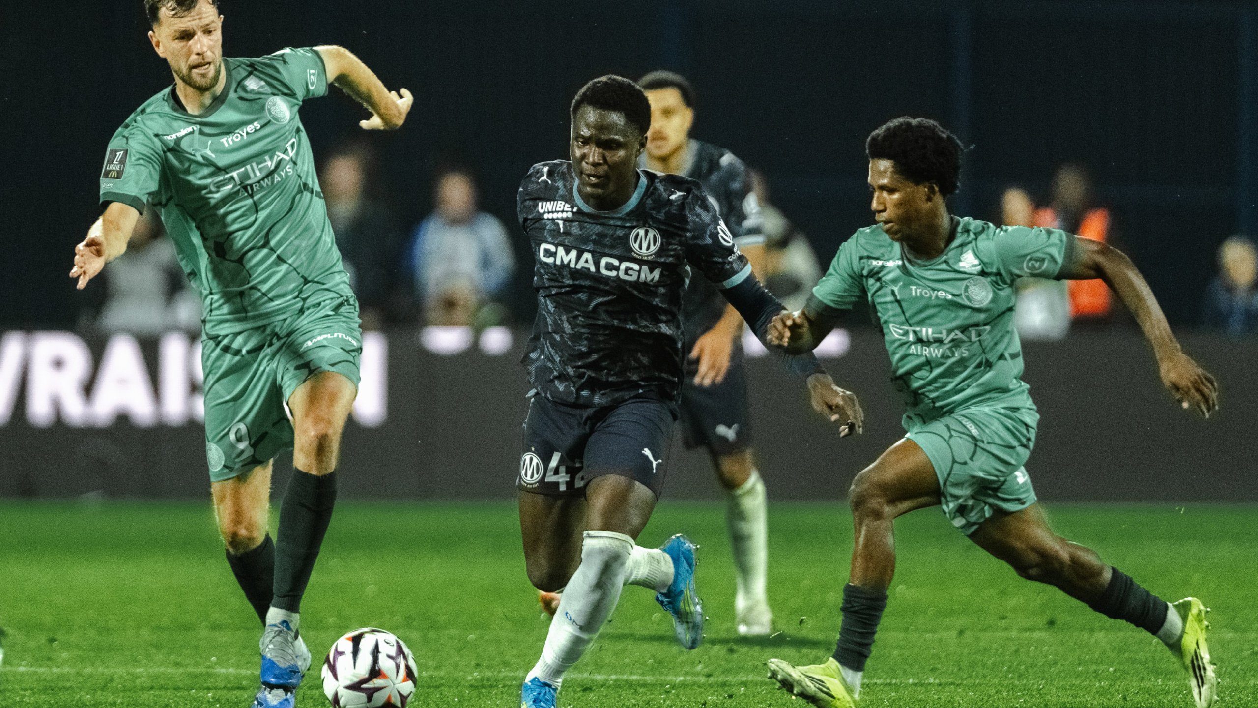 Olympique é eficiente, vence o Troyes fora de casa e sobe na tabela