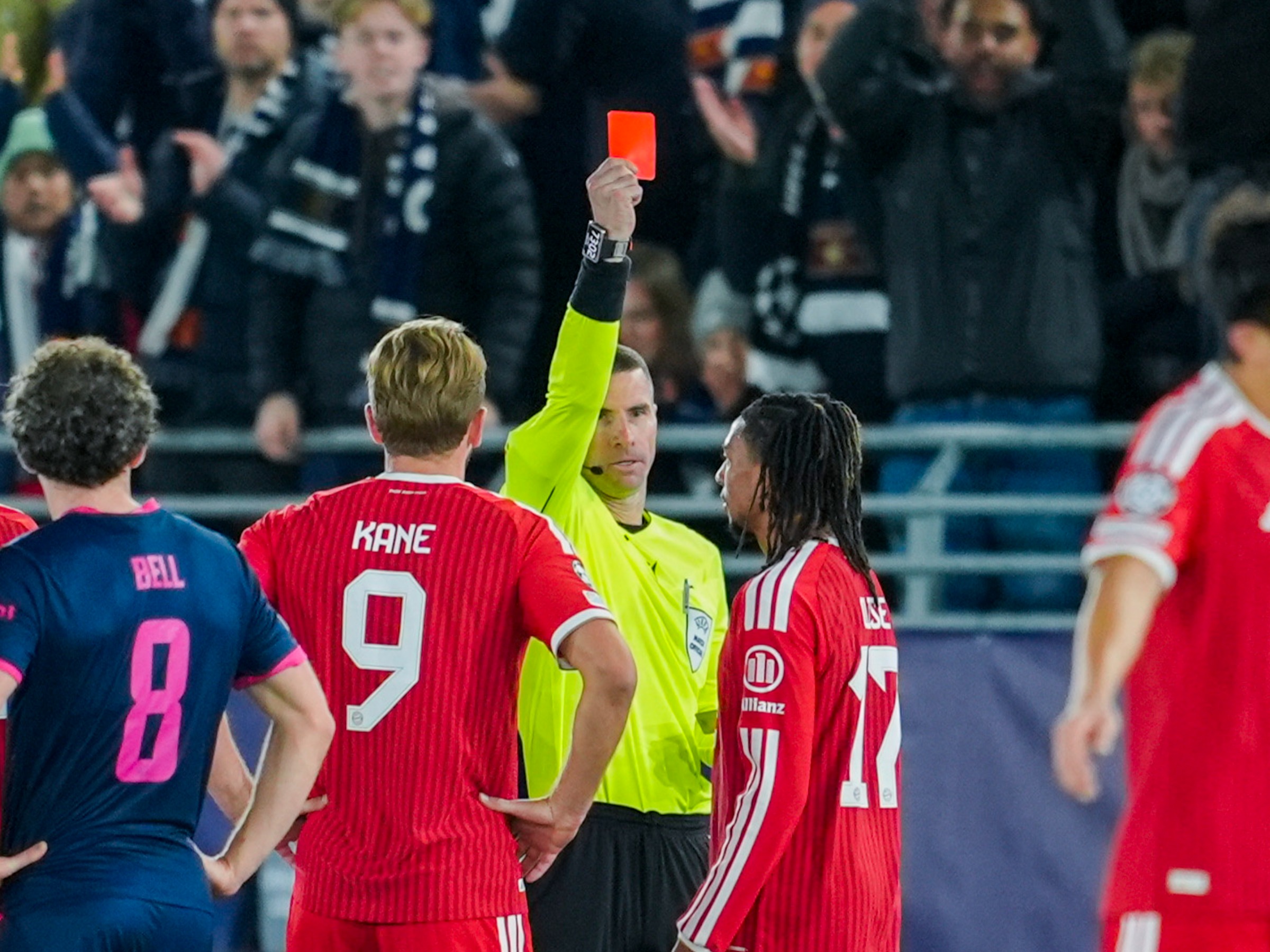 Kane critica Olise após expulsão em empate do Bayern: ‘Precisa aprender’