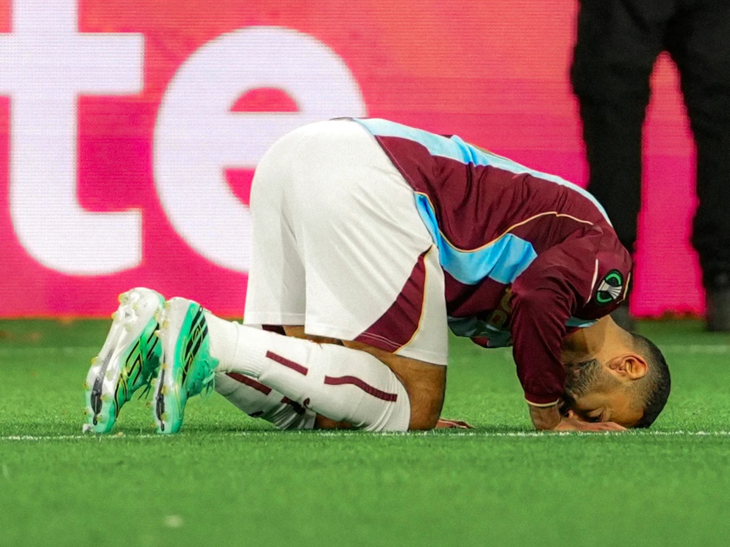 Com gol e assistência de Salah, Trabzonspor estreia com vitória na Conference