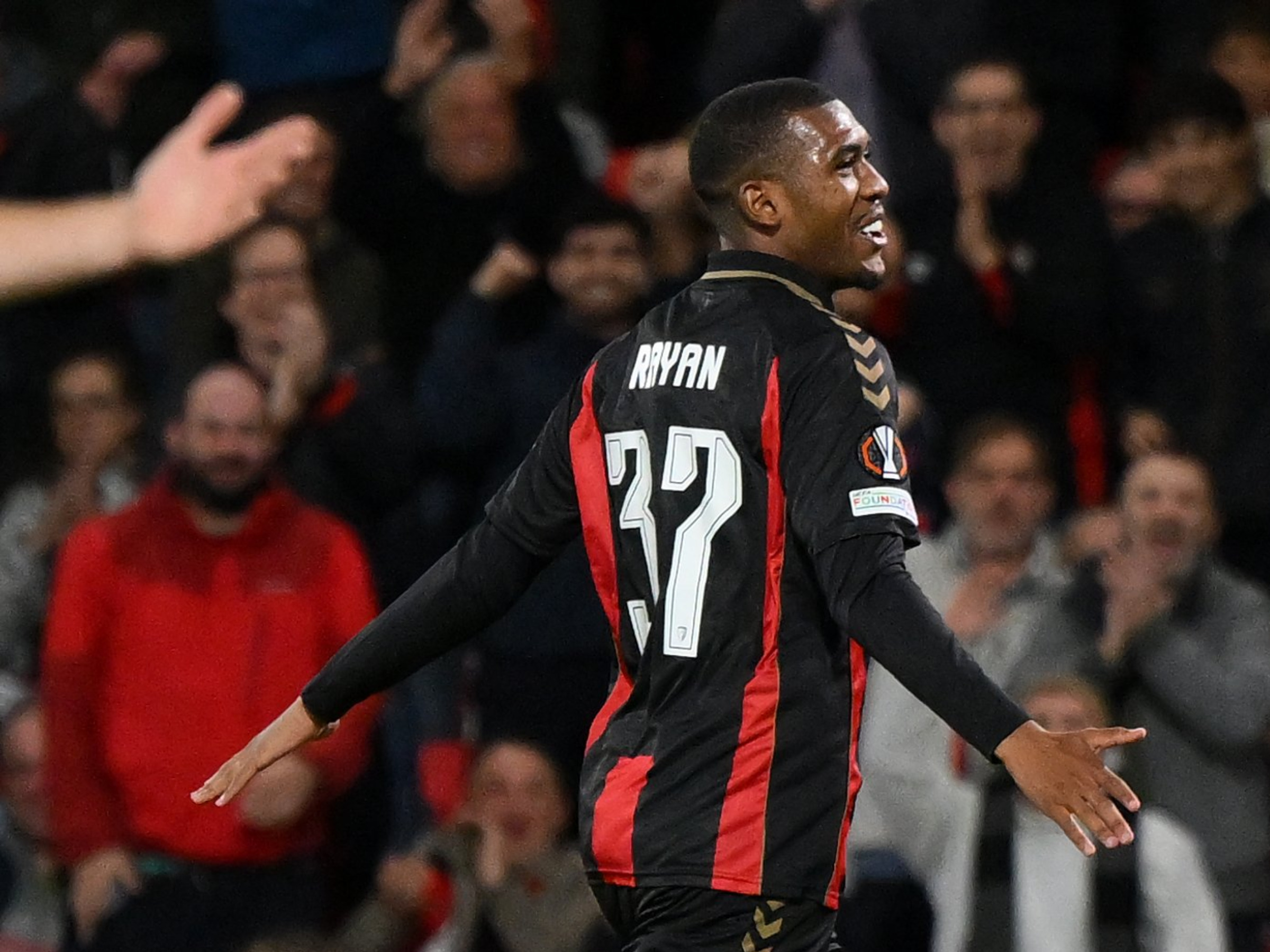 Com gols de brasileiros, Bournemouth domina o Sturm Graz e vence por 3 a 0