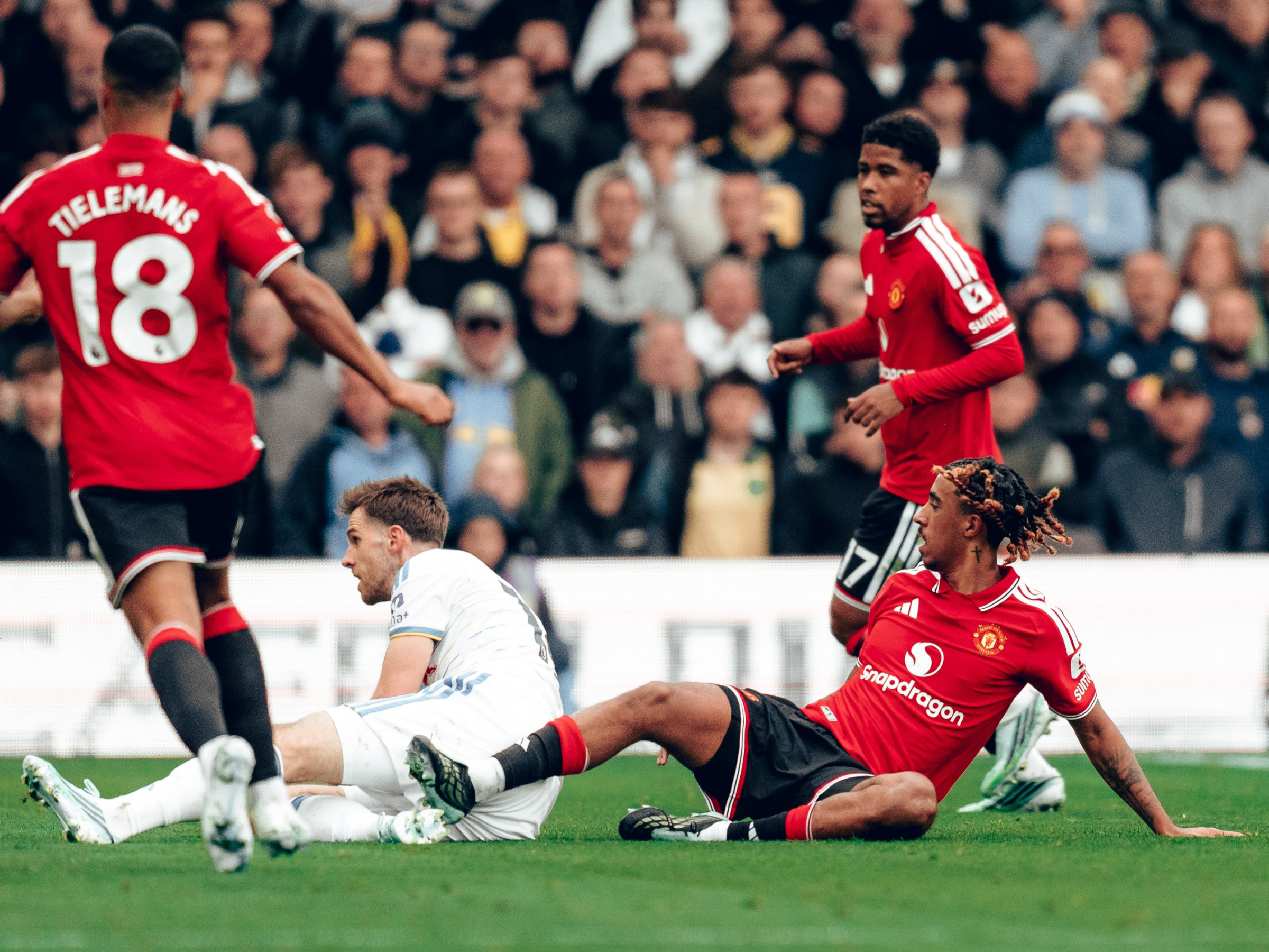 Manchester United apenas empata com o Leeds e estende sequência negativa