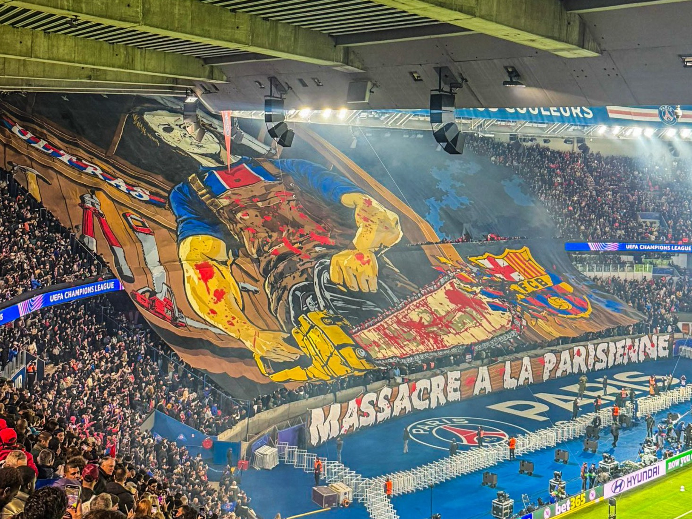 Barcelona denuncia bandeirão do PSG à Uefa por incitar violência