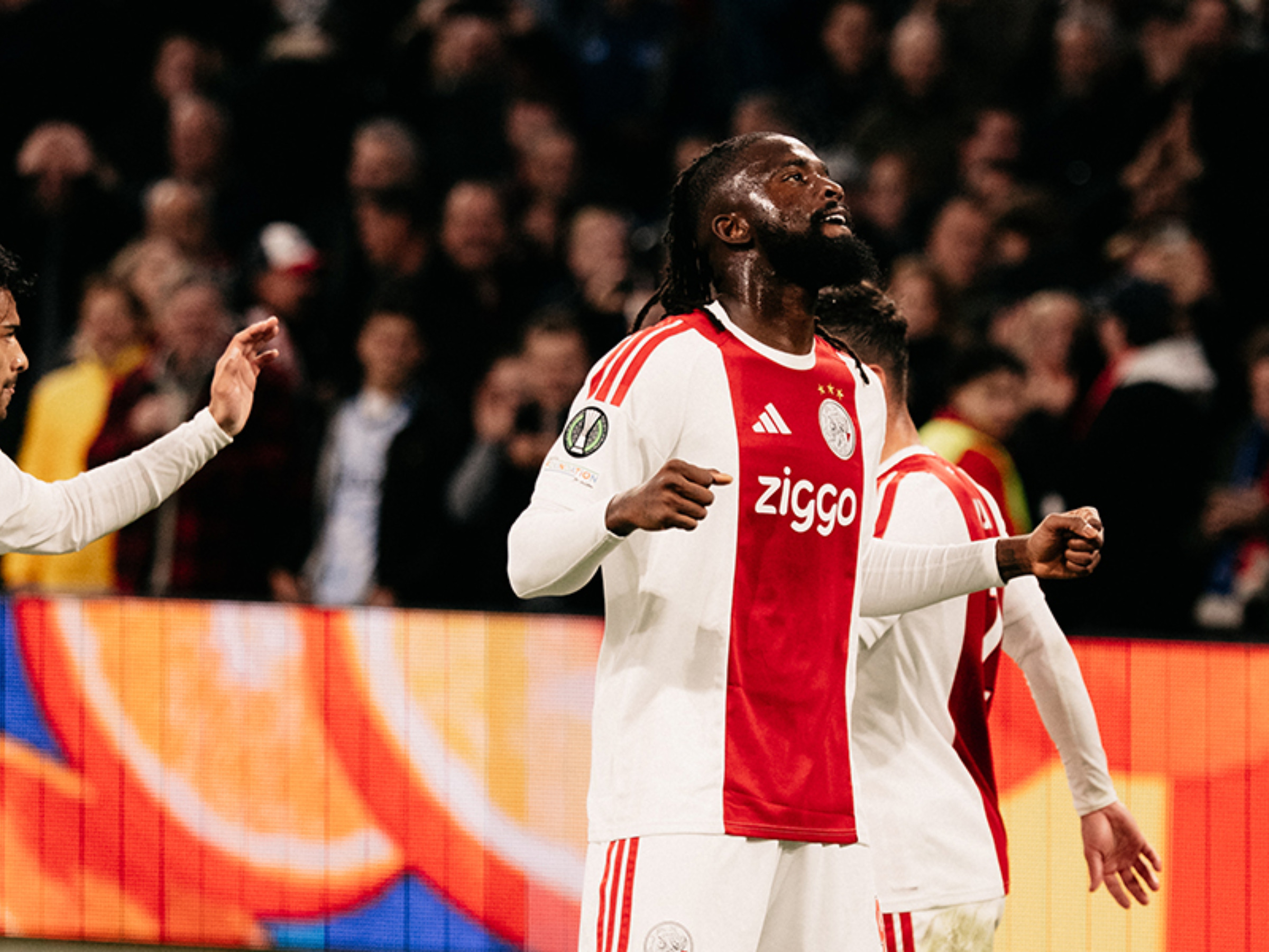 Ajax domina e vence a Atalanta por 2 a 0 com gols no fim