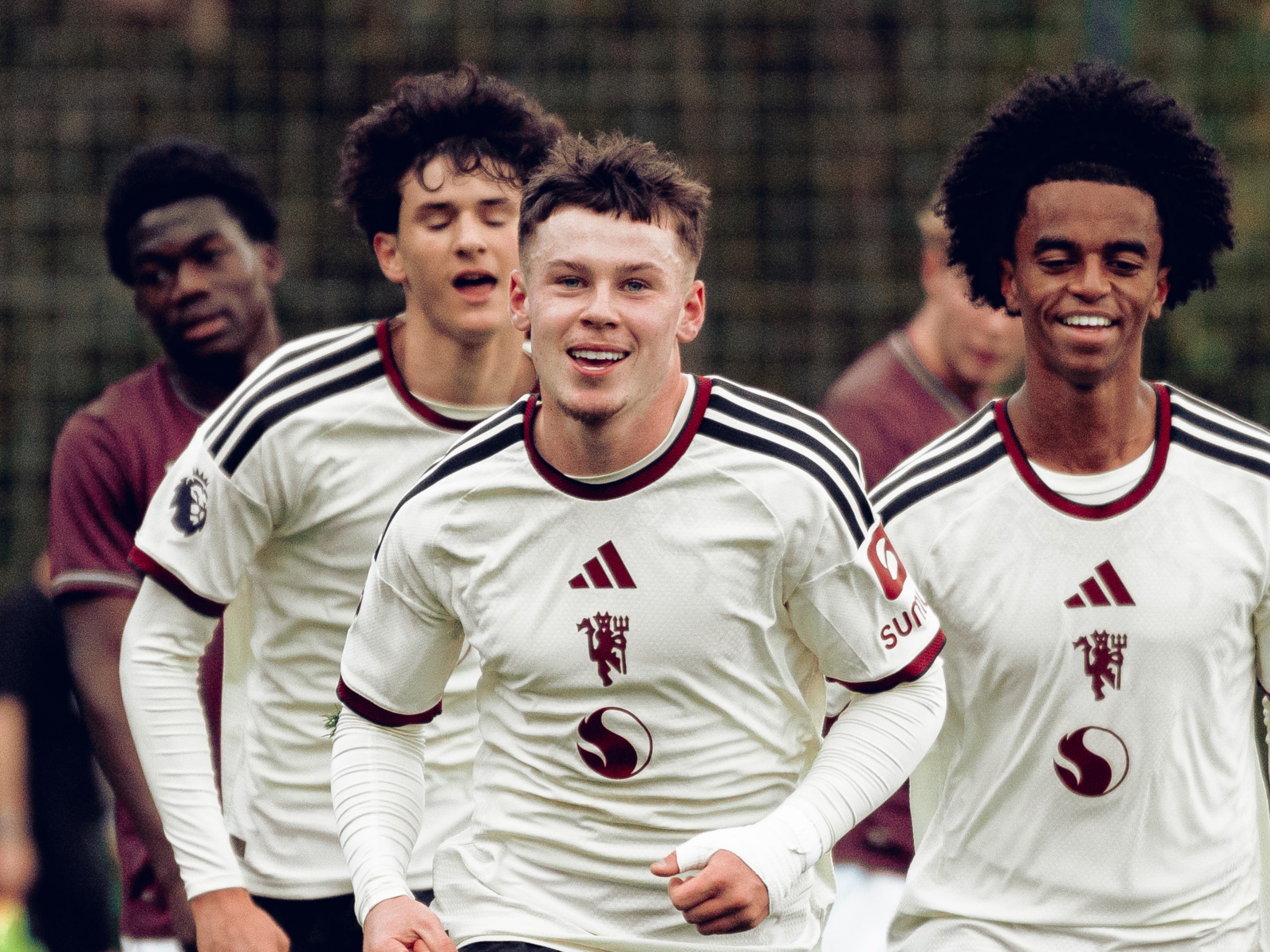 Filho de Rooney brilha marca quatro gols na base do United