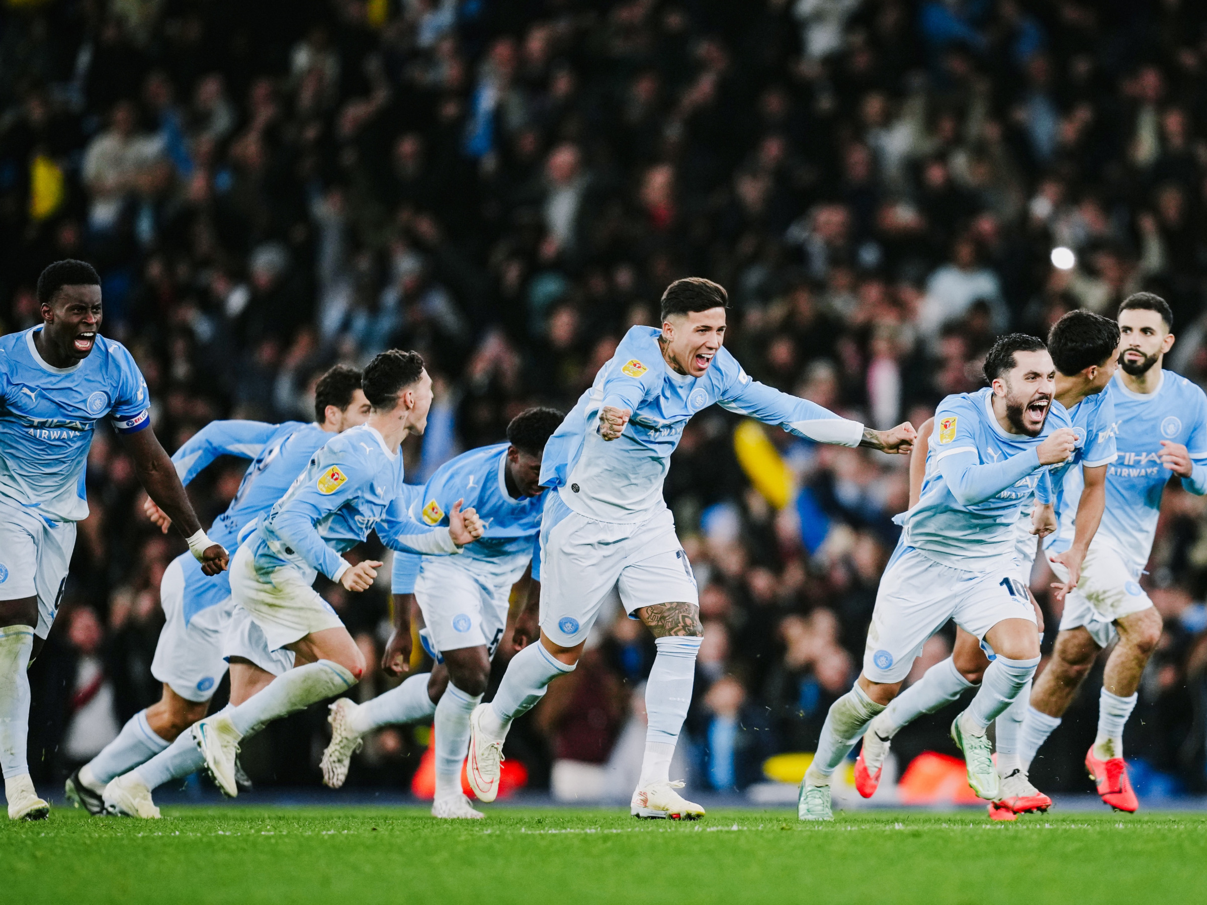 Com gol brasileiro, City vence o Brighton nos pênaltis e avança na Copa da Liga