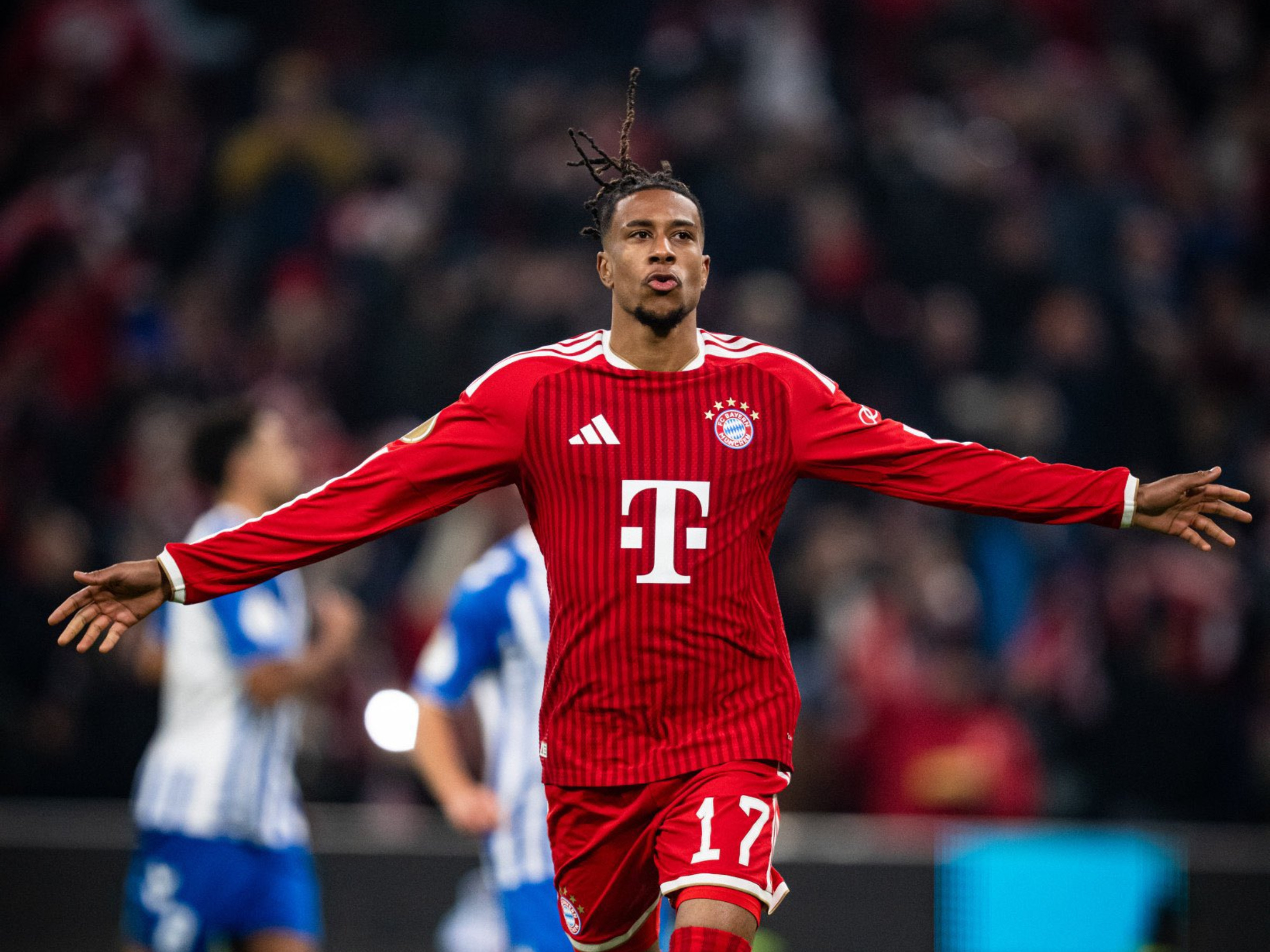 Diretor do Bayern detalha contratação de Olise: ‘Passado complicado’