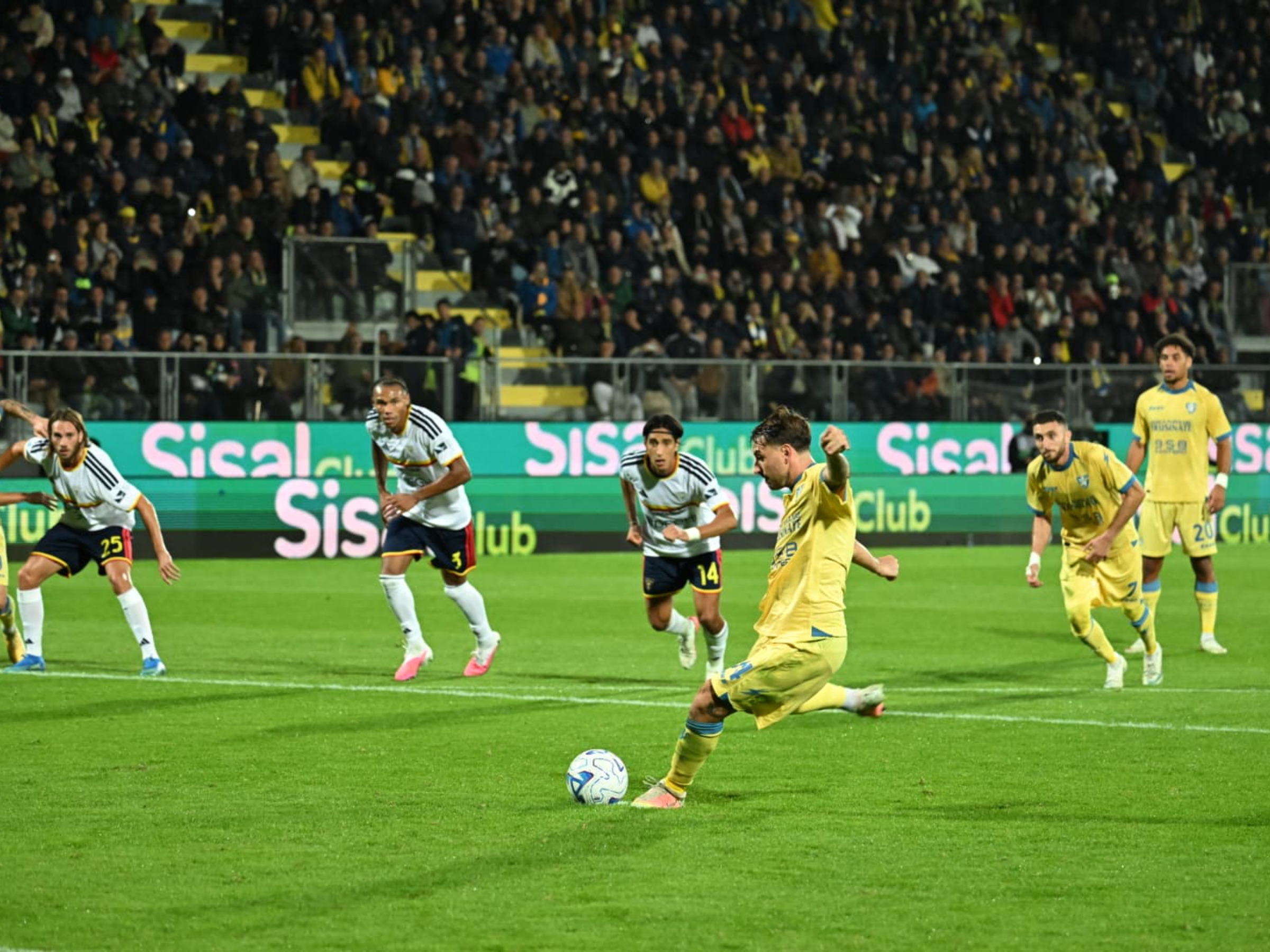 Frosinone atropela o Lecce e sobe ao sexto lugar no Italiano