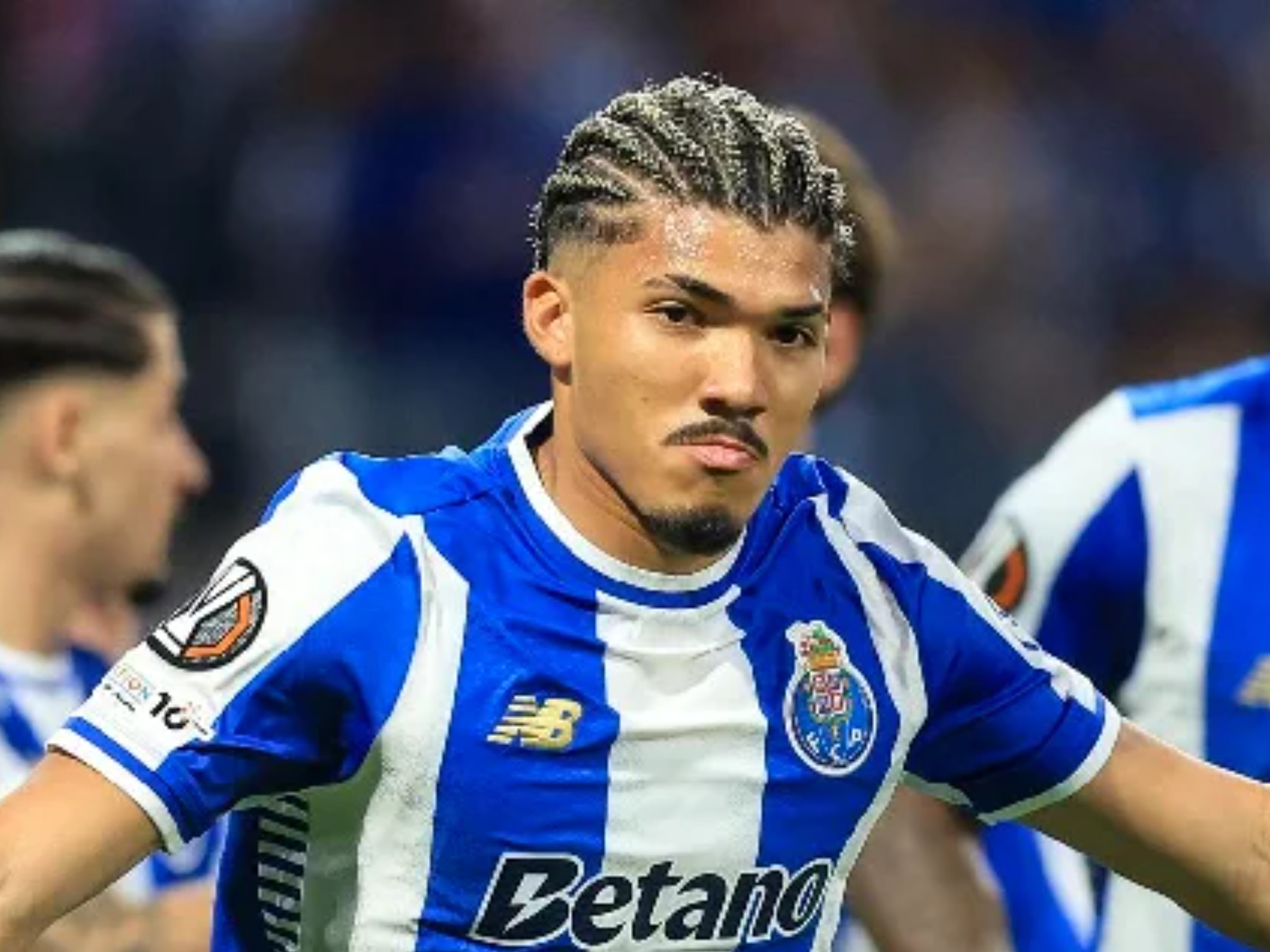 Ex-joia do São Paulo renova com o Porto com multa de R$560 milhões