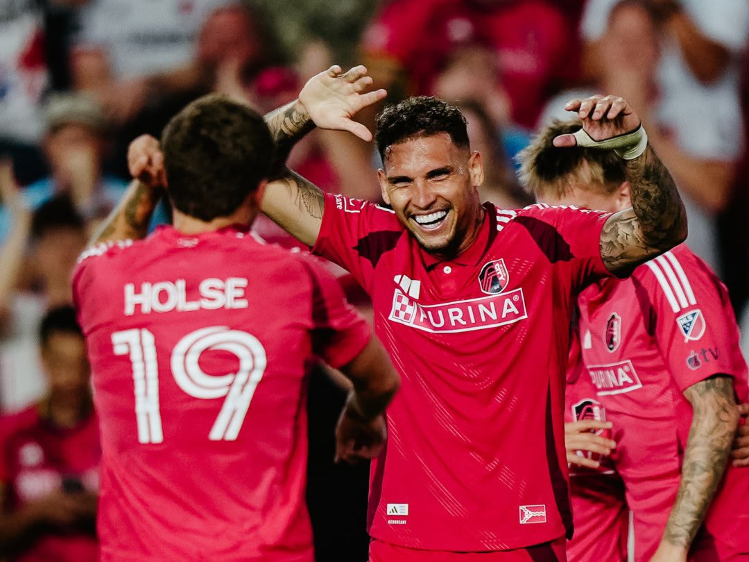 Rafael Navarro marca dois gols e dá duas assistências em goleada na MLS