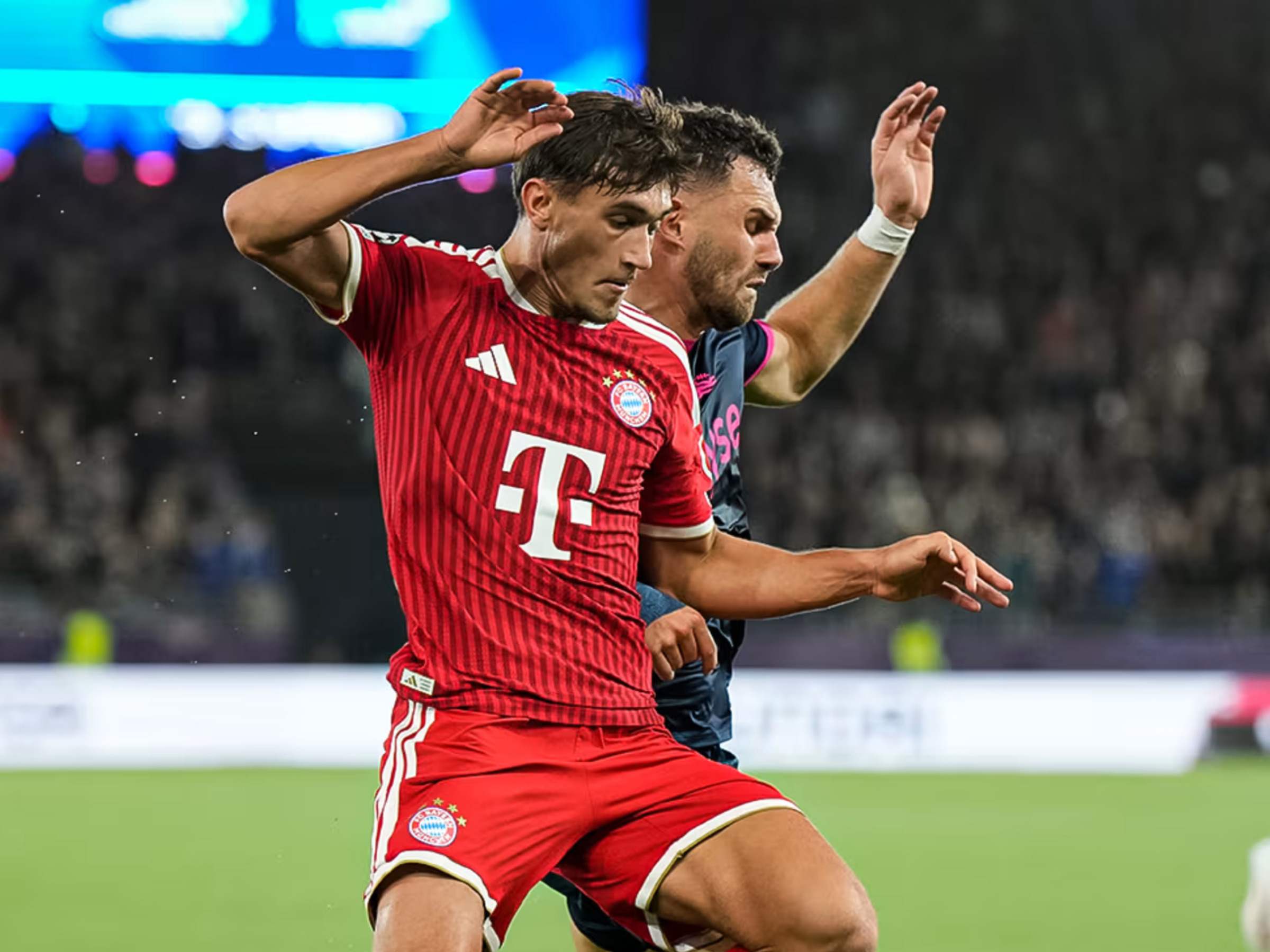 Bayern de Munique tem Olise expulso e apenas empata com o Viking